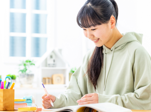 女の子　勉強中　写真