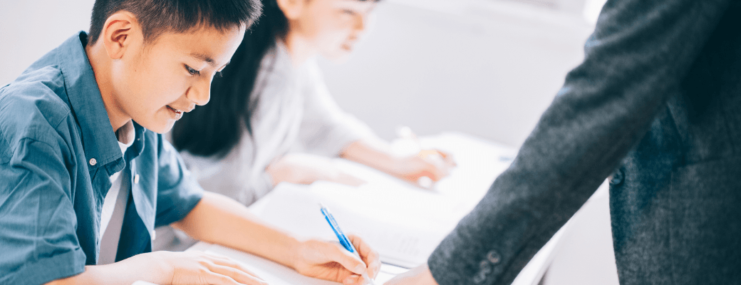 子ども　勉強中　写真