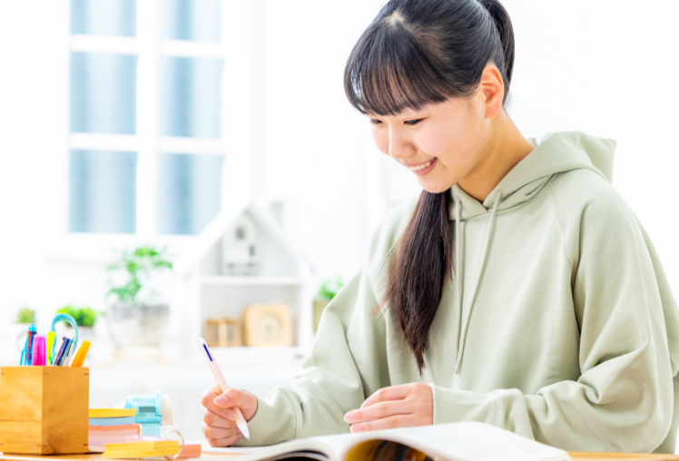 女の子　勉強中　写真